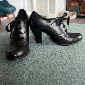 Born Concepts black leather Oxford heel.